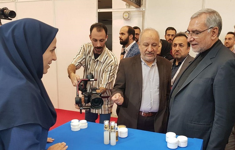 بازدید وزیر بهداشت از غرفه پارک علم و فناوری دانشگاه تربیت مدرس در نمایشگاه فارمکس ۲۰۲۳