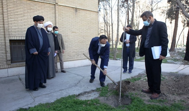 کاشت نهال به مناسبت روز درختکاری و چهل سالگی دانشگاه