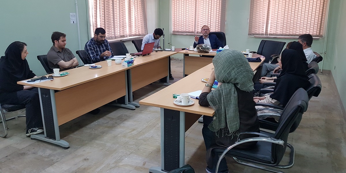 برگزاری جلسه معارفه گروه برگزیده طرح احمدی روشن در پژوهشکده انرژی های تجدیدپذیر دانشگاه