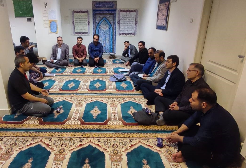 نشست صمیمانه معاون و مدیران دانشجویی دانشگاه با دانشجویان خوابگاه شهید احمدی روشن